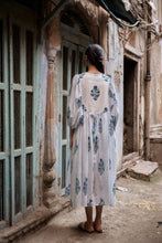 Load image into Gallery viewer, The NUTMEG midi - white and blue buta
