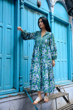Load image into Gallery viewer, The WASABI midi - forest green w/ blue floral
