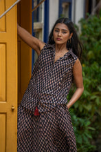 Load image into Gallery viewer, Panelled skirt with pockets - black bagru
