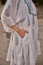 Load image into Gallery viewer, The NUTMEG mini - white with blue buta
