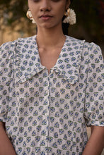 Load image into Gallery viewer, the LEMON top - white with blue butis
