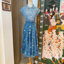 Load image into Gallery viewer, the Godet Skirt - blue &amp; dark green floral
