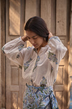 Load image into Gallery viewer, the CLOVE top - white with blue buta 💙
