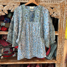 Load image into Gallery viewer, the MINT top - soft blue floral
