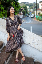 Load image into Gallery viewer, The NUTMEG midi - black bagru
