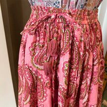 Load image into Gallery viewer, the Panelled skirt with pockets - pink paisley

