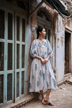 Load image into Gallery viewer, The NUTMEG midi - white and blue buta
