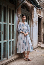 Load image into Gallery viewer, The NUTMEG midi - white and blue buta
