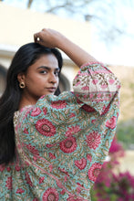Load image into Gallery viewer, the MINT top - Turquoise blue with pink floral

