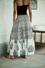 Load image into Gallery viewer, the CINNAMON skirt - white &amp; black floral
