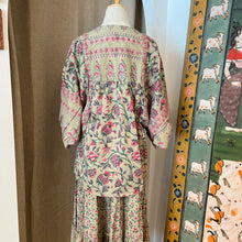 Load image into Gallery viewer, the MINT top - pea green w/ fuchsia floral
