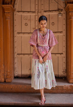 Load image into Gallery viewer, the CELERY top - pink geometric block printed
