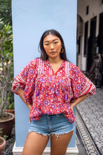 Load image into Gallery viewer, the MINT top - red with purple floral
