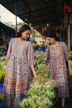 Load image into Gallery viewer, the CHILLI maxi - light grey with orange floral
