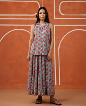Load image into Gallery viewer, Panelled skirt with pockets - turquoise blue with pink butis
