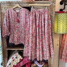 Load image into Gallery viewer, the MINT top - white pink floral
