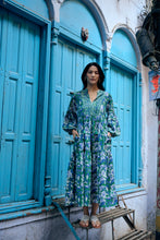 Load image into Gallery viewer, The WASABI midi - forest green w/ blue floral
