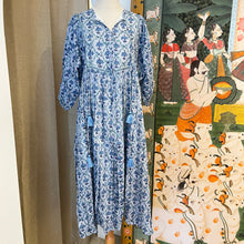 Load image into Gallery viewer, The NUTMEG midi - grey w/ blue floral
