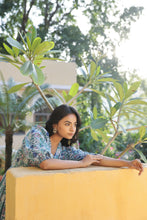 Load image into Gallery viewer, the ANISE midi - blue geometric
