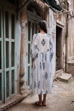 Load image into Gallery viewer, The NUTMEG midi - white and blue buta
