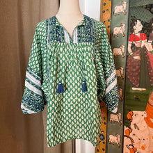 Load image into Gallery viewer, the MINT top - green w/ white butis
