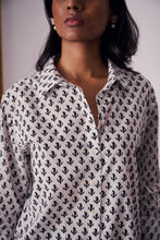 Load image into Gallery viewer, The BASIC shirt - white with black paisley blockprinted
