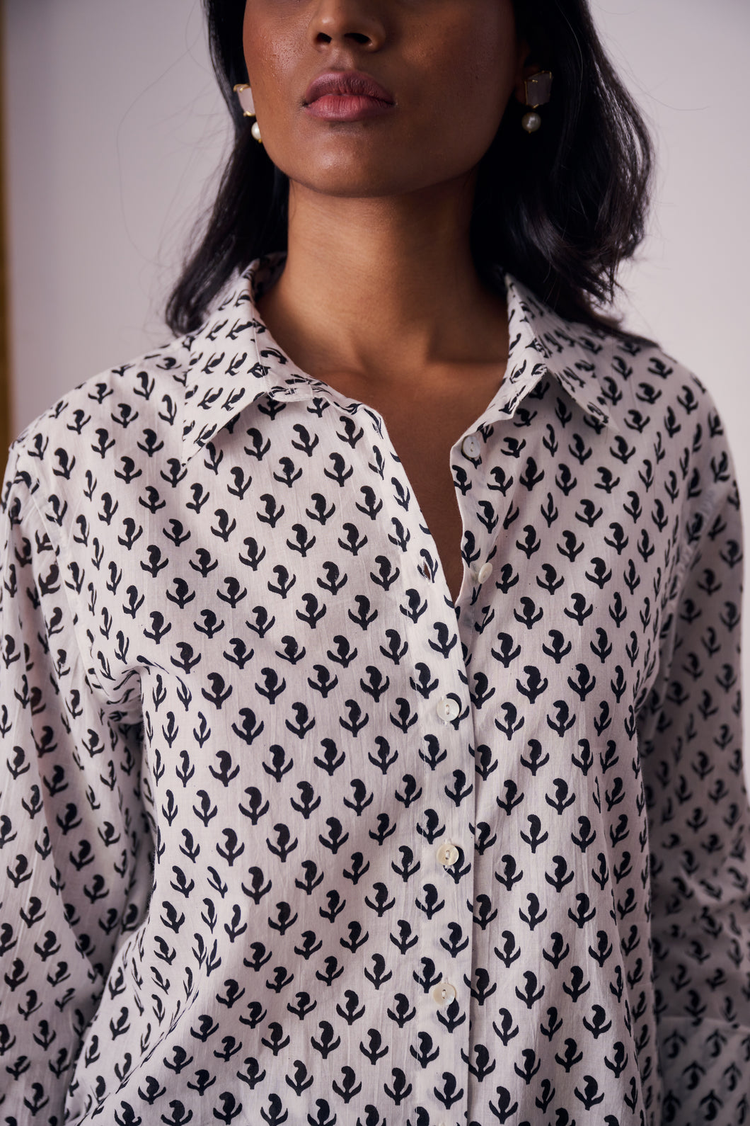 The BASIC shirt - white with black paisley blockprinted