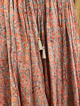 Load image into Gallery viewer, Panelled skirt with pockets - beige floral
