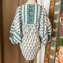Load image into Gallery viewer, the MINT top - white w/ green butis
