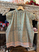 Load image into Gallery viewer, the FENNEL top - soft green with pink butis
