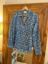 Load image into Gallery viewer, The BASIC shirt - ink blue floral
