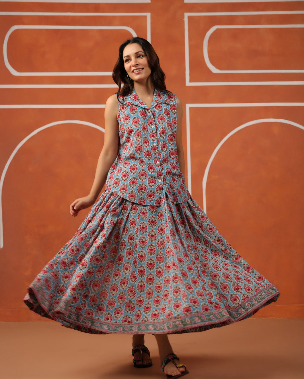 Panelled skirt with pockets - turquoise blue with pink butis