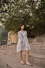 Load image into Gallery viewer, The NUTMEG mini - white with blue buta
