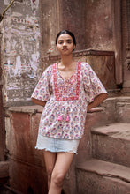 Load image into Gallery viewer, the CELERY top - white with buti block printed
