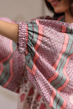 Load image into Gallery viewer, the MINT top - white w/ pink floral
