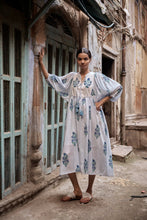 Load image into Gallery viewer, The NUTMEG midi - white and blue buta
