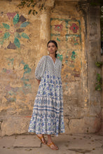 Load image into Gallery viewer, the CHILLI maxi - white and blue floral
