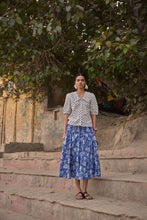 Load image into Gallery viewer, the LEMON top - white with blue butis
