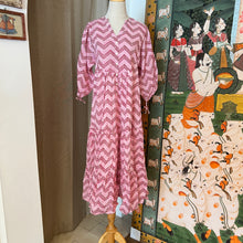 Load image into Gallery viewer, the CHILLI midi - pink zigzag
