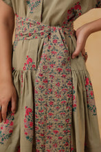 Load image into Gallery viewer, The CHIVES dress - pea green buta
