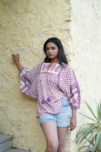 Load image into Gallery viewer, the MINT top - White with red purple floral
