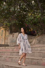 Load image into Gallery viewer, The NUTMEG mini - white with blue buta
