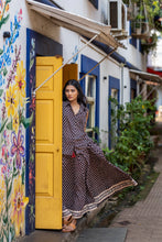 Load image into Gallery viewer, Panelled skirt with pockets - black bagru
