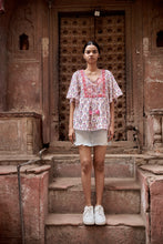 Load image into Gallery viewer, the CELERY top - white with buti block printed
