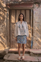 Load image into Gallery viewer, the CLOVE top - white with blue buta 💙
