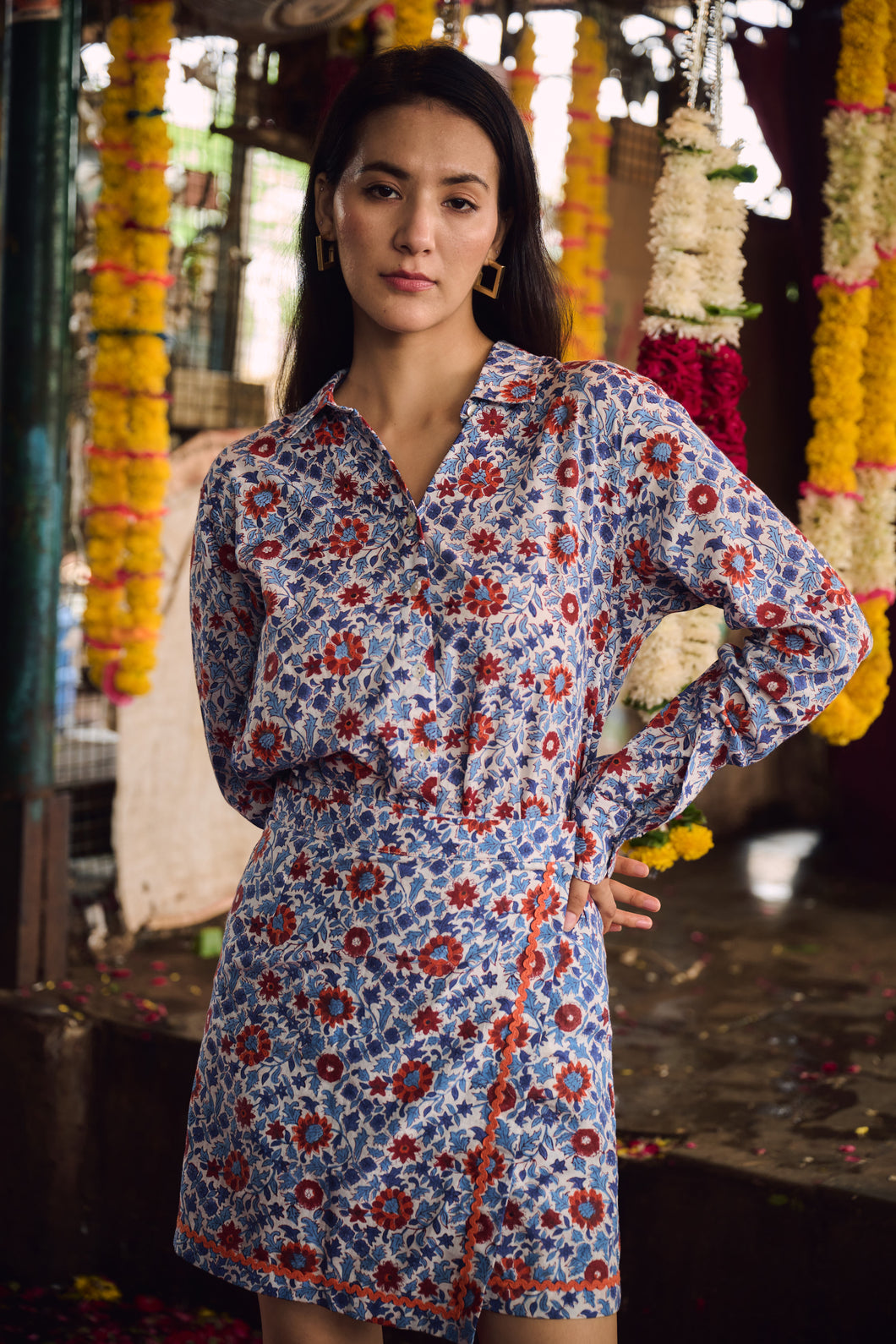 The WRAP skirt - white with blue red floral