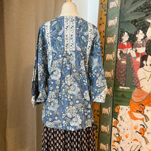 Load image into Gallery viewer, the MINT top - denim blue floral
