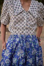 Load image into Gallery viewer, the LEMON top - white with blue butis
