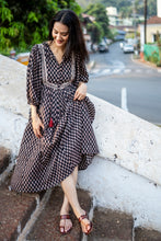 Load image into Gallery viewer, The NUTMEG midi - black bagru
