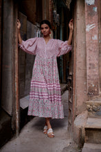 Load image into Gallery viewer, the CHILLI maxi - soft pink floral
